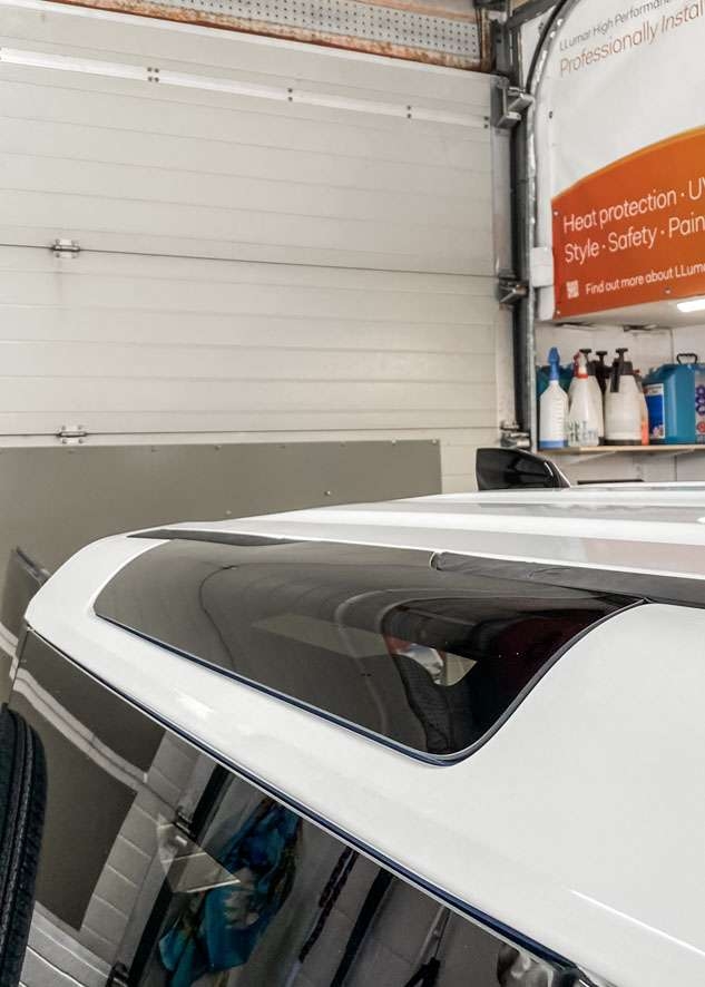 Blue Land Rover Defender roof in white after vinyl wrapping