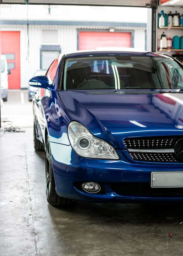 Blue Mercedes CLS car vinyl wrapping from grey to blue colour